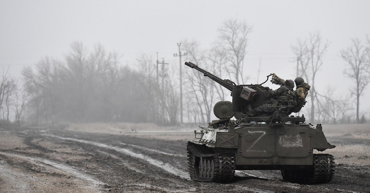 Oekraïense drone vernietigt Russische MT-LB pantserwagen met ZU-23-2 luchtafweergeschut met een F-1 granaat