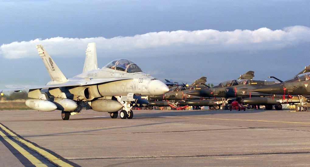 Een F/A-18D Hornet-gevechtsvliegtuig van het Amerikaanse Korps Mariniers is neergestort bij een militaire basis in Californië.