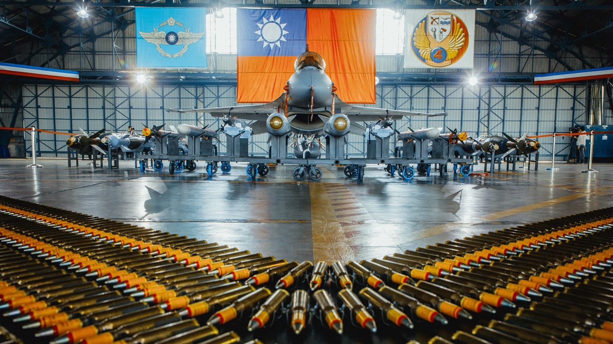 L'avion de chasse F-16V le plus perfectionné de l'armée de l'air taïwanaise a failli détruire son propre navire en larguant une bombe Mk-84 de 900 kg à côté de lui.