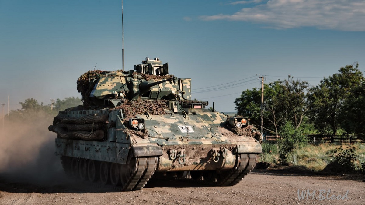 Oekraïens leger toont M2 Bradley die tanks vernietigt met TOW-2 raketsysteem