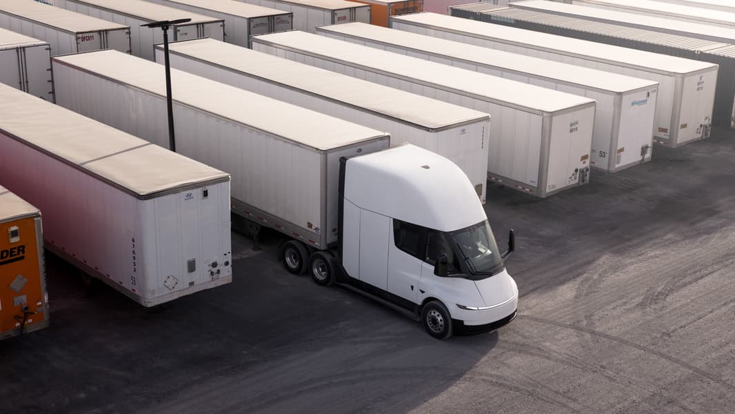 Інтер'єр Tesla Semi 2026