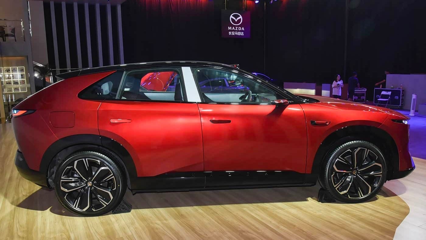 Вид сбоку Mazda CX-6e