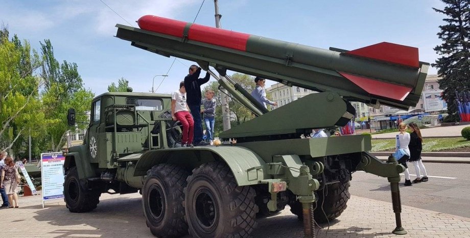 Російські війська почали використовувати нові саморобні реактивні системи «Сніжинка» із 324-мм ракетами дальністю пуску 9,6 км.