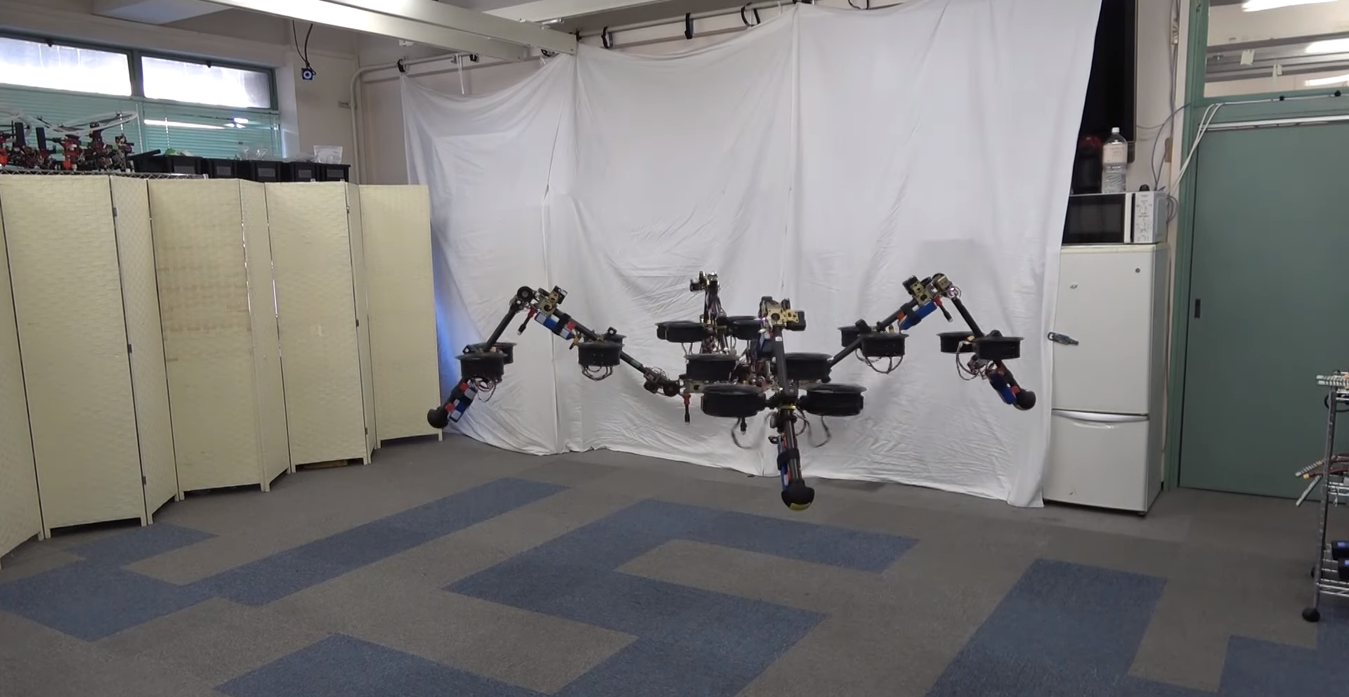 SPIDAR - японський робот, який вміє літати та ходити за допомогою пропелерів
