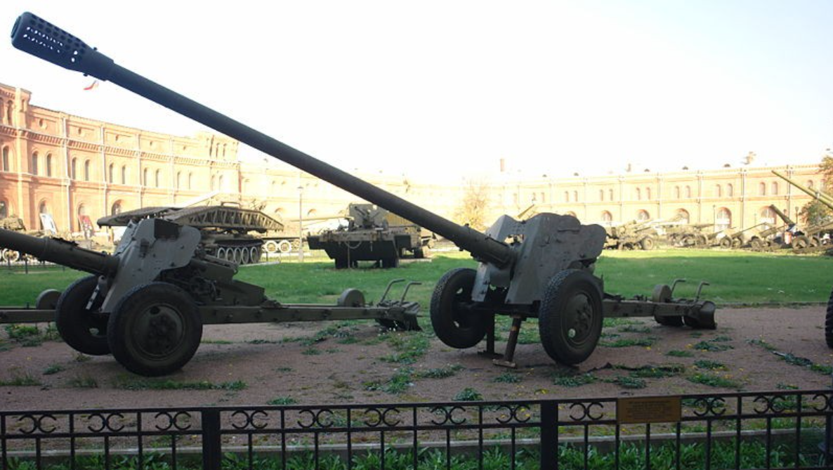 I soldati ucraini usano un raro cannone D-48, creato quasi 70 anni fa (video)