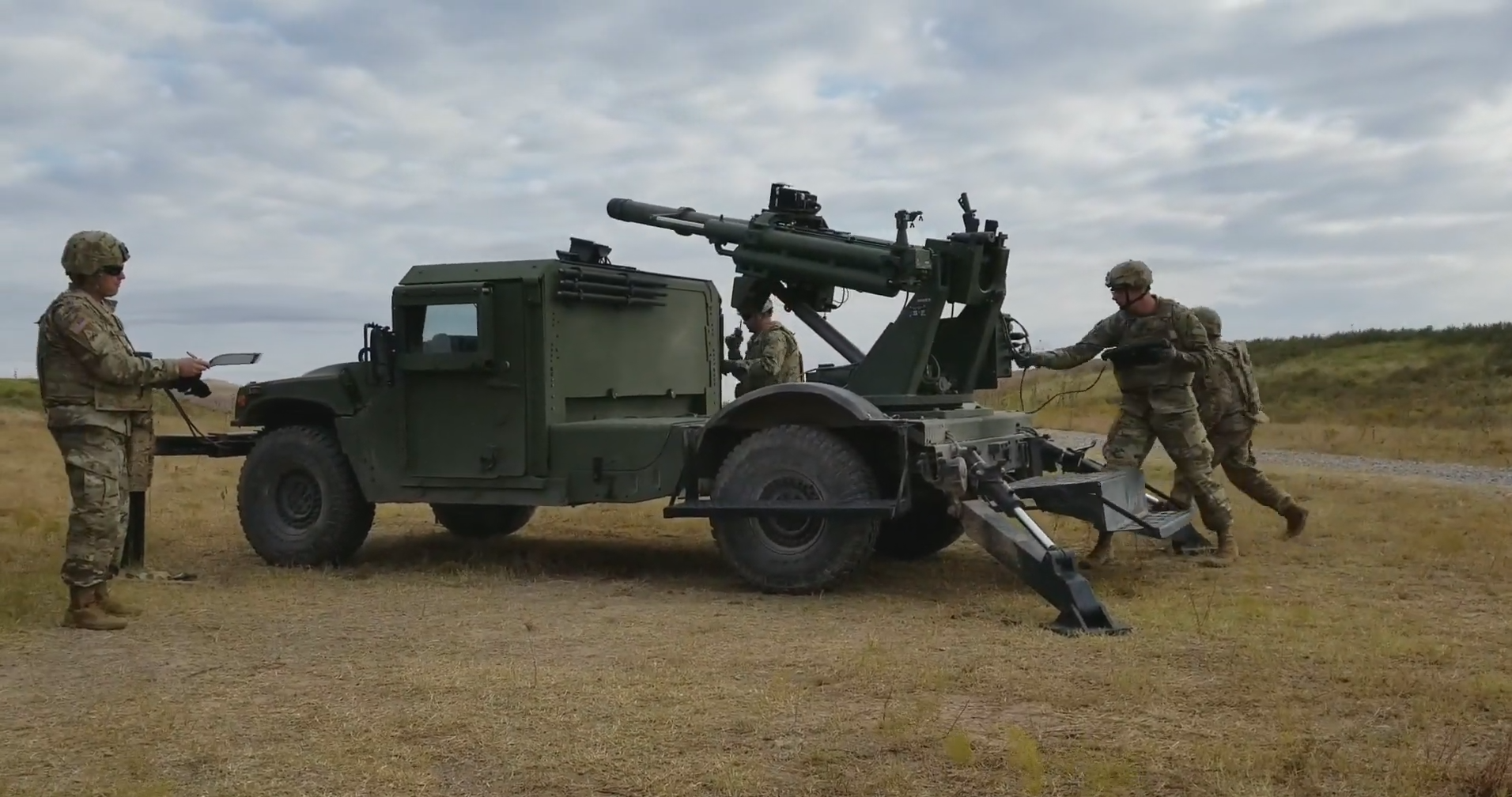 AM General zeigt mobiles Haubitzen-System CT-2 Hawkeye auf Basis des gepanzerten Fahrzeugs Humvee
