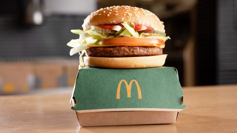 Biznes w Federacji Rosyjskiej jest nieopłacalny i nie odpowiada wartościom firmy – McDonald’s nadal będzie wyjeżdżał z Rosji