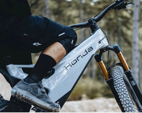 Close-up of the Fox 36 fork and carbon monocoque. Photo: mydrivers // Honda