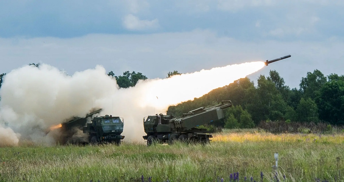HIMARS vernietigt een zeldzame Russische 2S5 Giatsint-S houwitser samen met een BM-21 Grad raketsysteem en een 2S1 Gvozdika artillerie-eenheid.