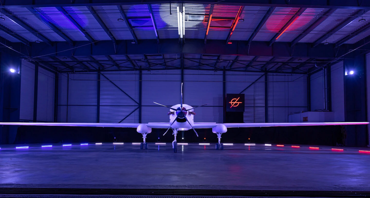 Aarok ist eine französische MALE-Drohne mit einer Höchstgeschwindigkeit von 463 km/h, die 30 Stunden lang fliegen kann und keine vorbereitete Infrastruktur benötigt.