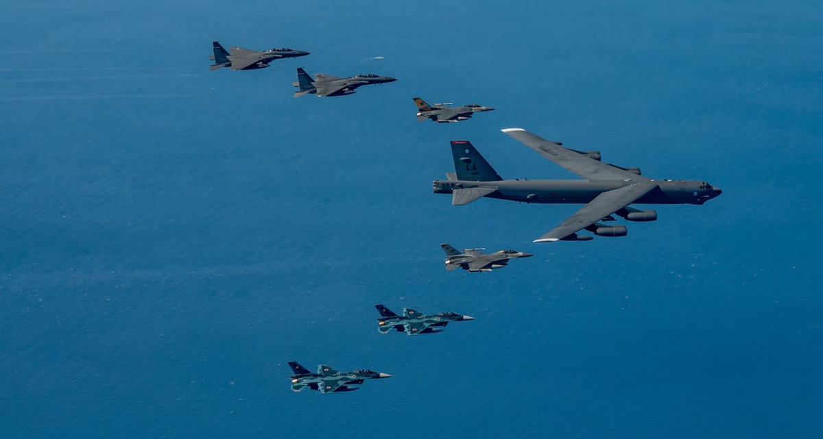 De VS, de Republiek Korea en Japan voerden de allereerste trilaterale luchtoefening uit waarbij de B-52H Stratofortress, F-16 Fighting Falcon, F-15K Eagle en F-2's betrokken waren.
