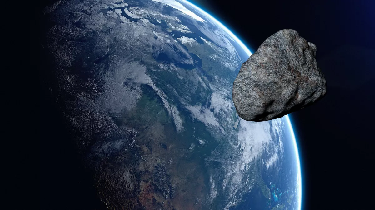 Am 12. August wird ein potenziell gefährlicher Asteroid 2015 FF mit 33.000 km/h an der Erde vorbeifliegen - er hat einen Durchmesser von 13-28 m und ist so lang wie ein ausgewachsener Blauwal