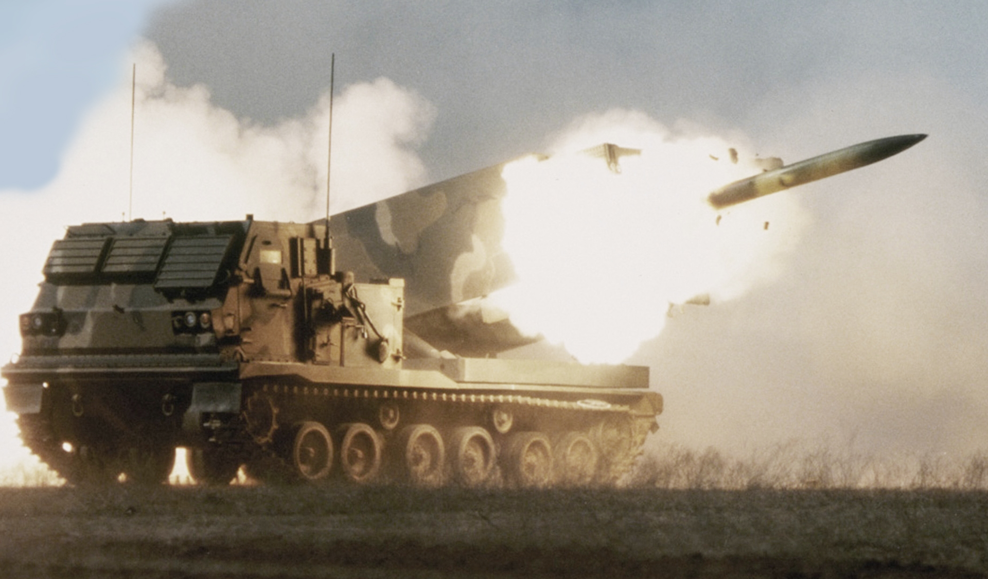 Армия США получила первую M270A2 MLRS с новой пусковой установкой и поддержкой боеприпасов GMLRS с дальностью стрельбы до 150 км
