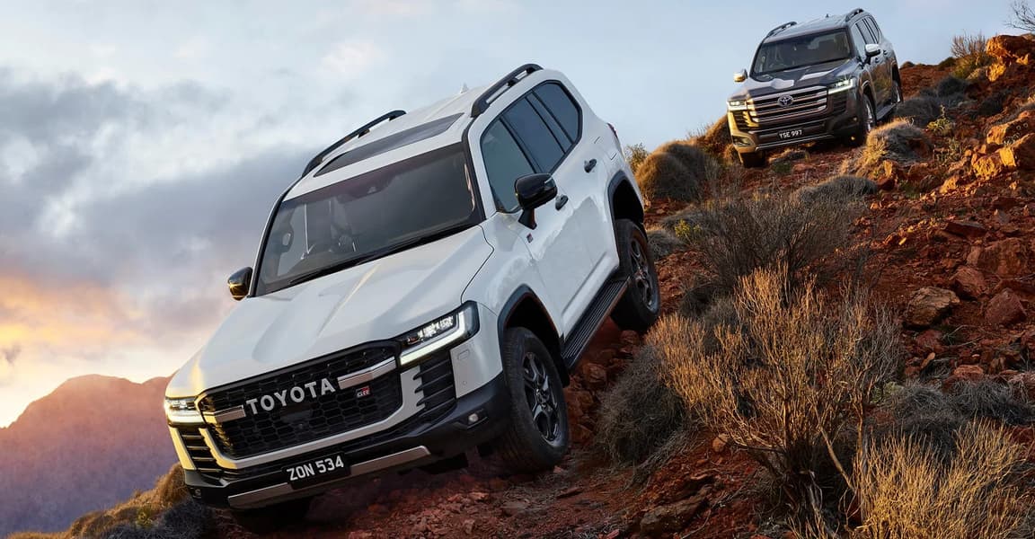 Der hybride Land Cruiser 300 in Fahrt. Foto: Toyota