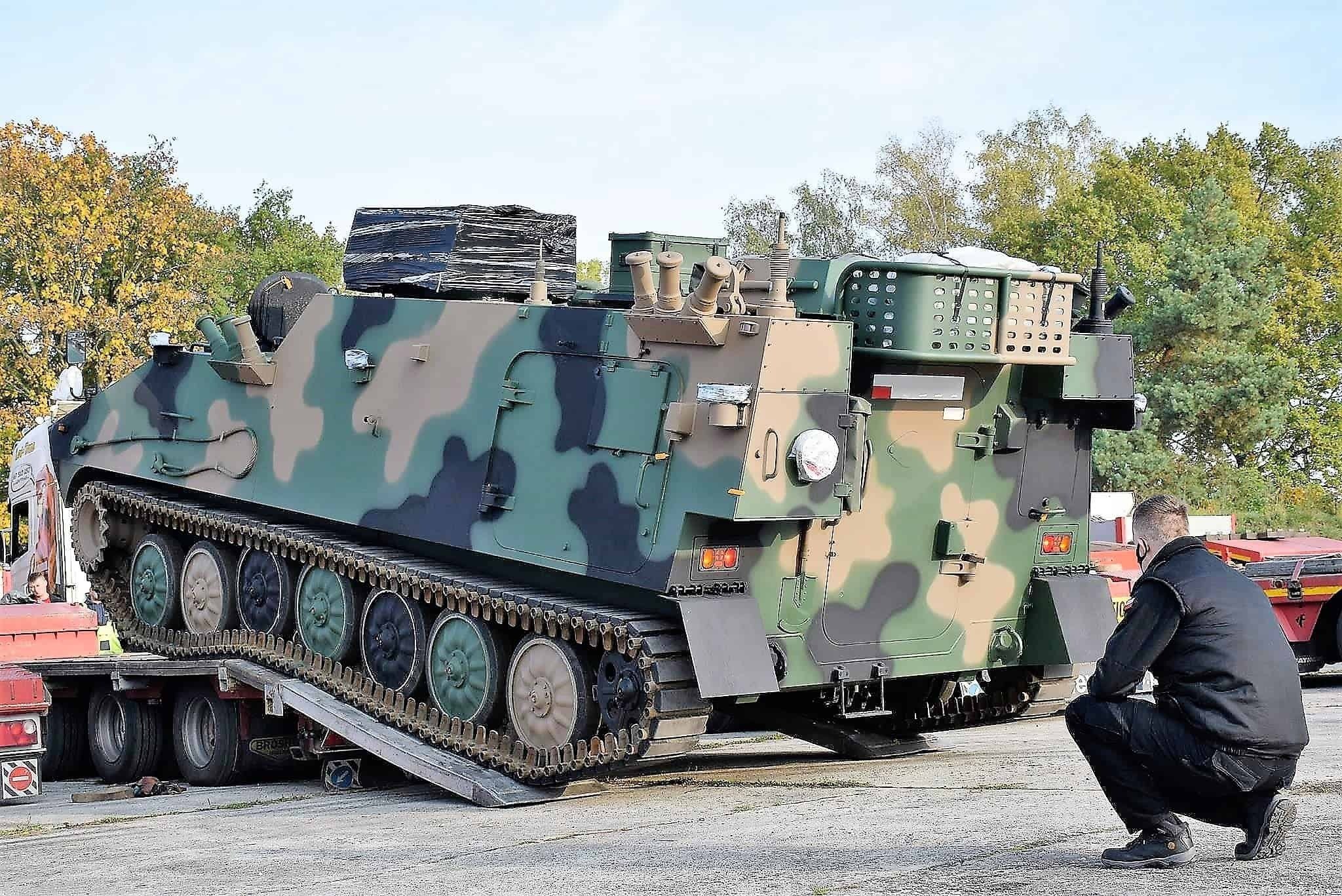 ЗСУ вперше показали, як працюють командно-штабні машини для артилерійських установок AHS KRAB
