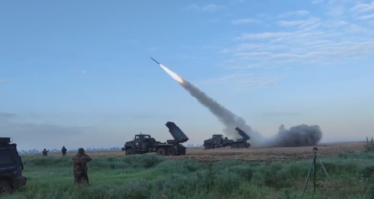 Ukrainische Streitkräfte zeigen seltene Aufnahmen des modernisierten Mehrfachraketenwerfers Bastion-01 im Einsatz
