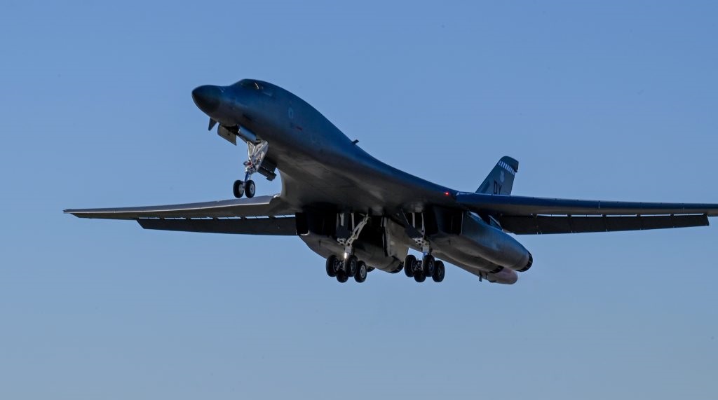 De VS heeft twee groepen B-1B Lancer supersonische strategische bommenwerpers ingezet in het Verenigd Koninkrijk.