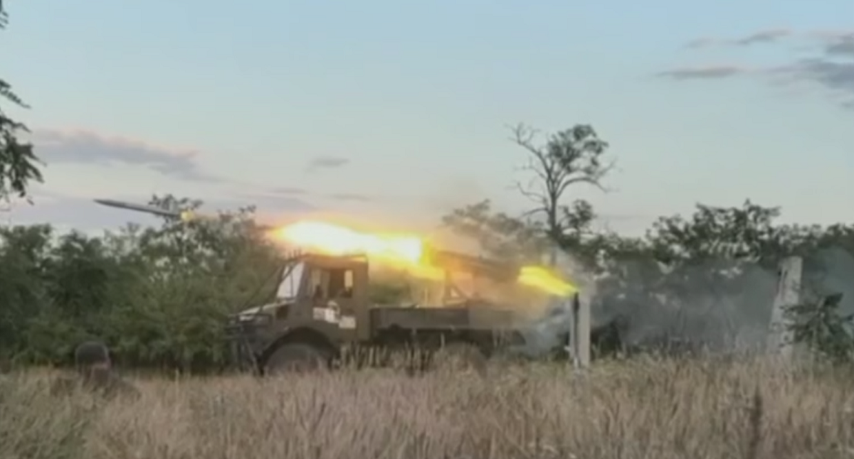 The Ukrainian military showed in action the "home-made" MLRS "Grad", installed on the SUV Mercedes-Benz Unimog