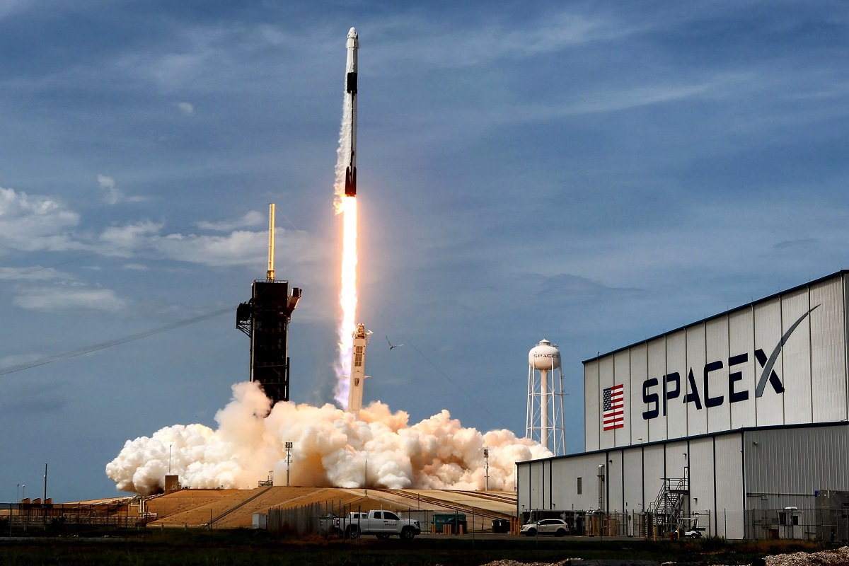Til tross for konkurranse vil SpaceX sende nesten 200 Lightspeed-satellitter fra det kanadiske selskapet Telesat i bane rundt jorda.