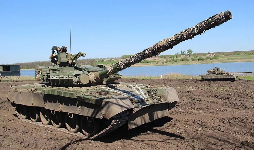 FPV-drone leverte forsiktig sprengstoff inn i den åpne luken på en T-80BV og ødela en russisk stridsvogn.