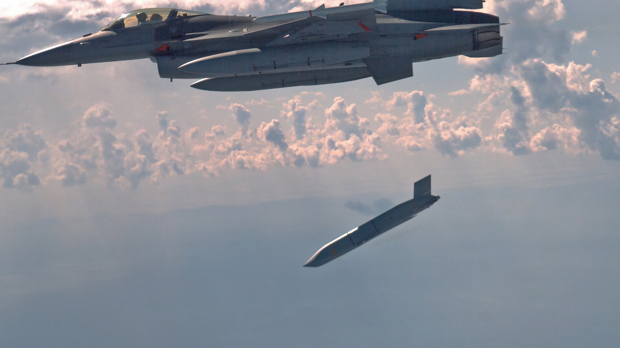 Україна хоче отримати до винищувачів F-16 Fighting Falcon крилаті ракети класу "повітря-земля" AGM-158 JASSM з бойовою частиною 450 кг і дальністю ураження цілей понад 370 км