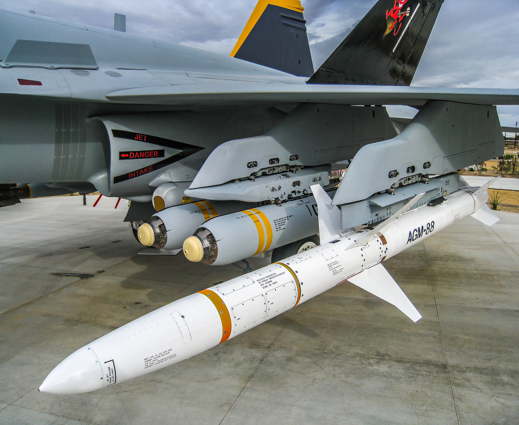 The U.S. will give Ukraine AGM-88 HARM high-speed anti-ballistic missiles to suppress the Russian air defense system