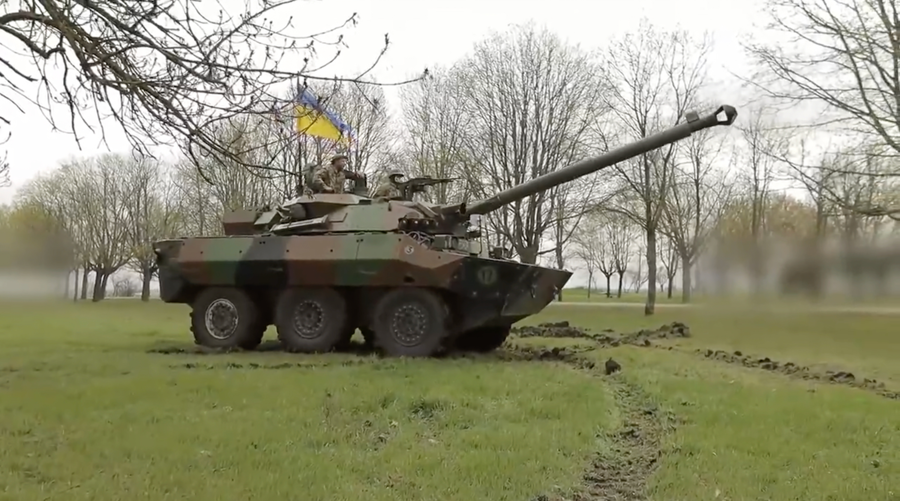El ministro de Defensa ucraniano muestra los carros de combate AMX-10RC franceses (vídeo)