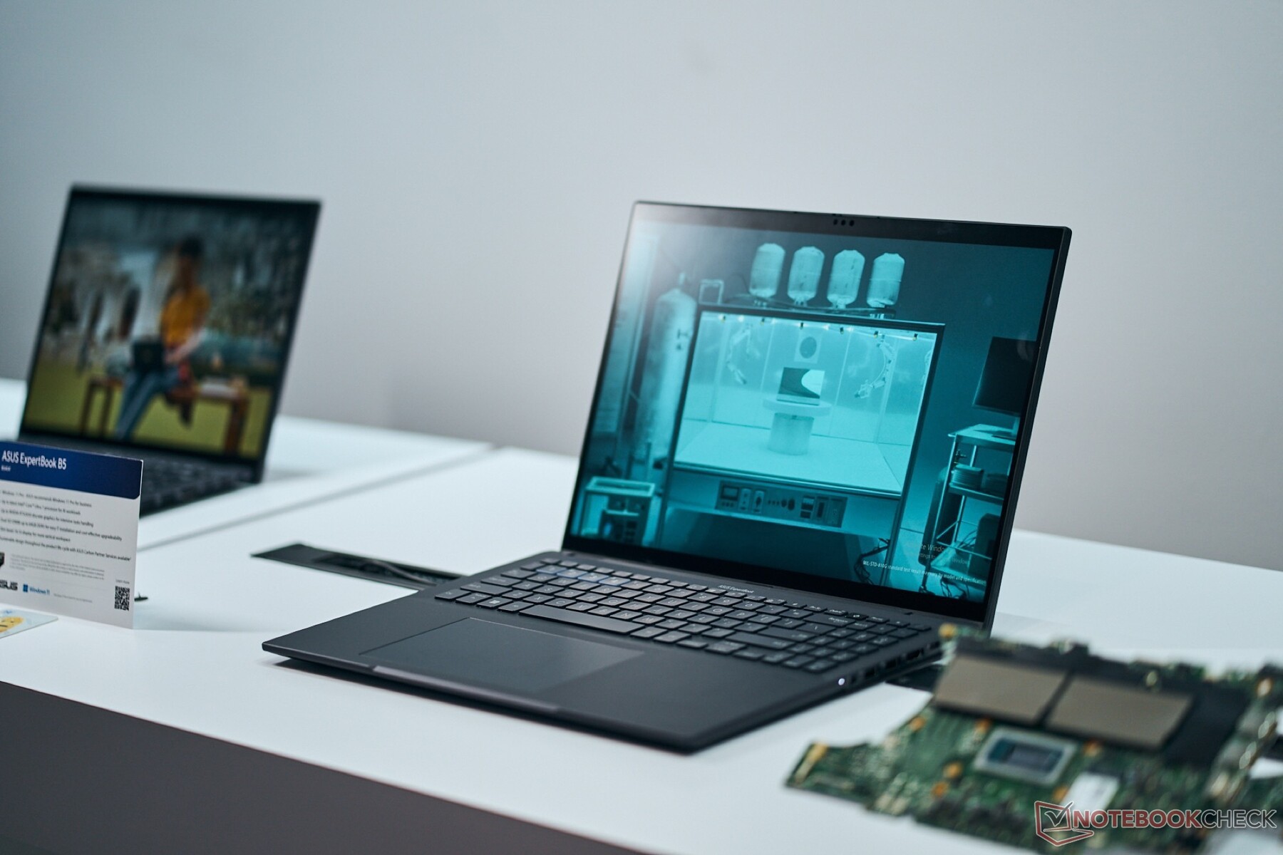 ASUS hat das ExpertBook B3 in zwei Größen mit den neuen Intel Meteor Lake Chips vorgestellt