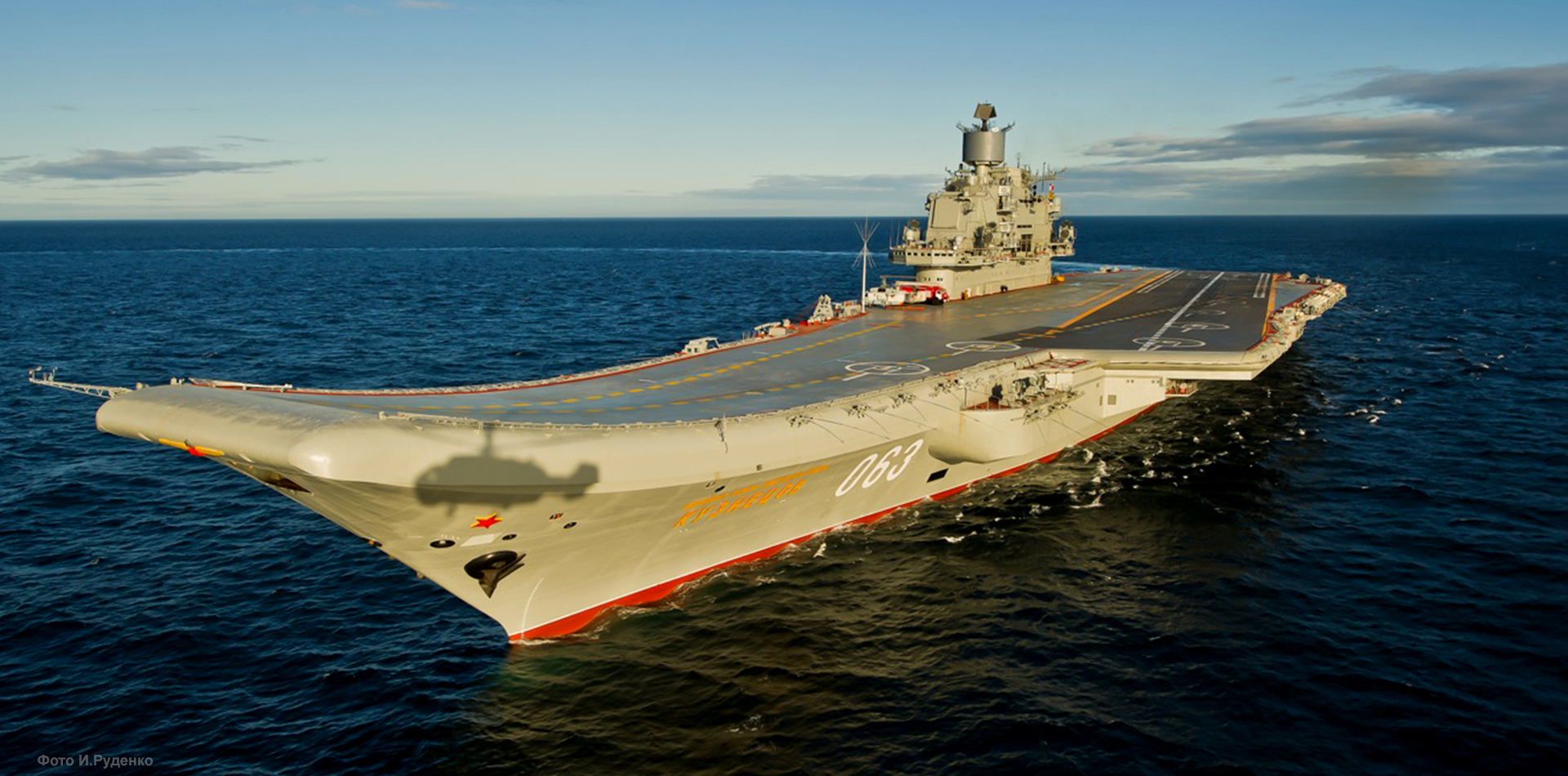 El único portaaviones ruso Almirante Kuznetsov se incendió en Múrmansk: está en reparación desde 2018
