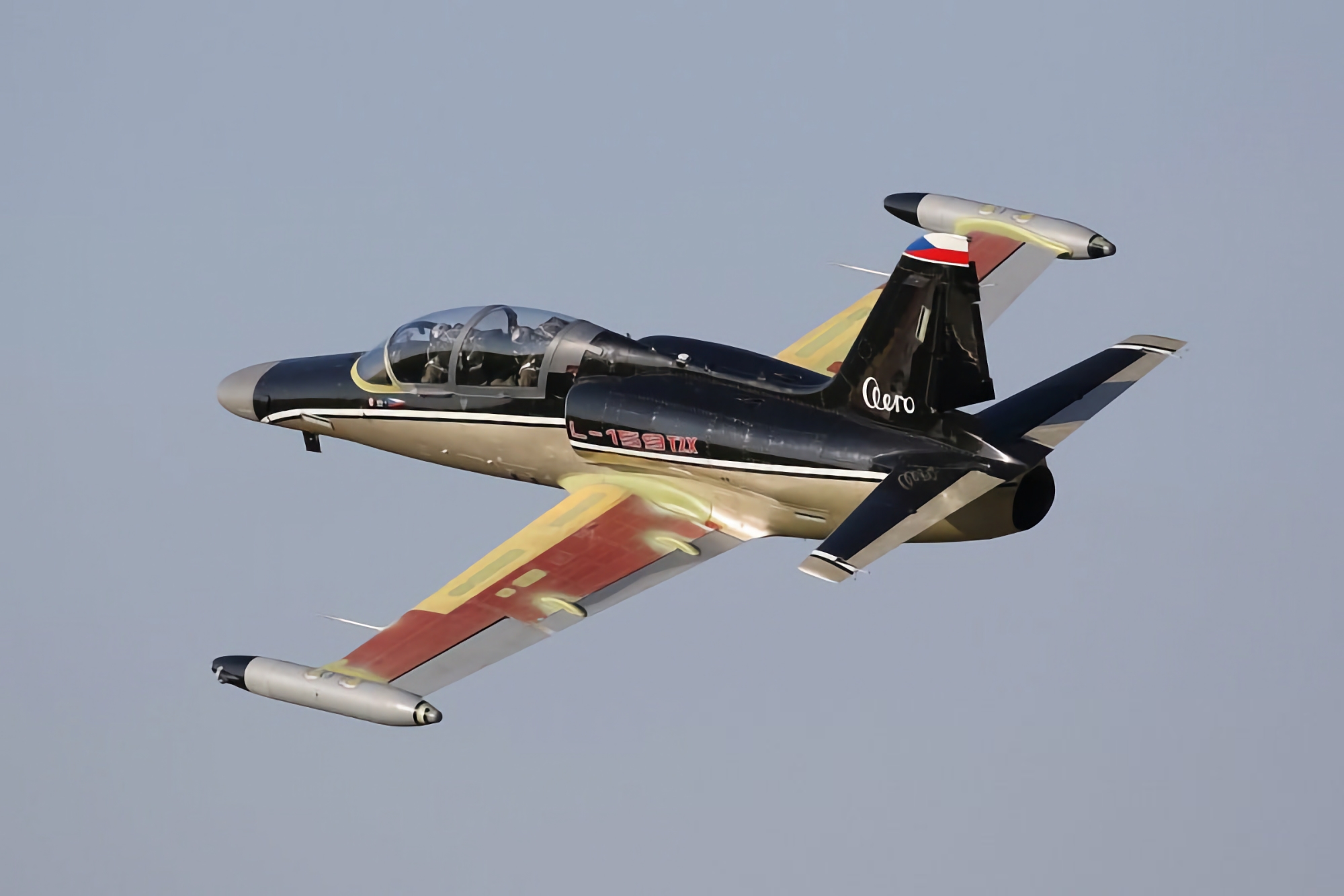 Aero Vodochody hat sein neues leichtes Mehrzweckkampfflugzeug L-159 T2X zum ersten Mal am Himmel getestet