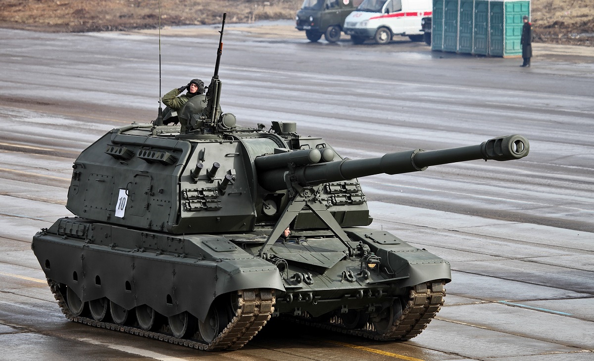 Ukrainische FPV-Drohne zerstört russische Panzerhaubitze Msta-S im Wert von 1,6 Millionen Dollar für 500 Dollar