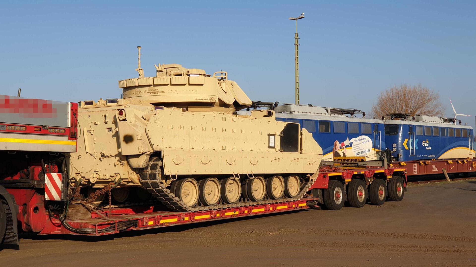 Environ 440 véhicules de combat : Les médias allemands montrent des photos impressionnantes de matériel militaire probablement destiné à l'Ukraine.