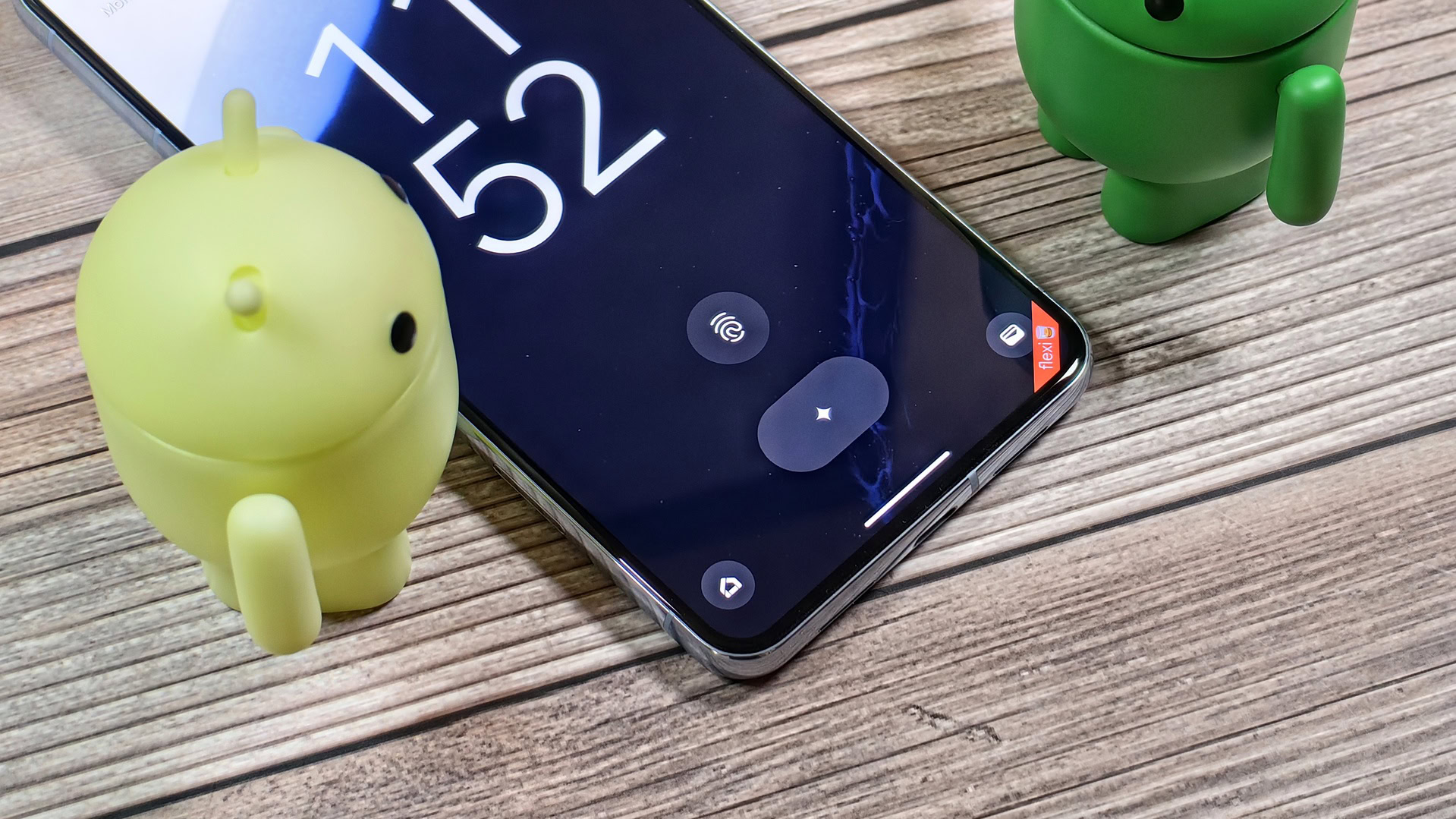 Google is experimenting with a button to call the AI directly from the Android lock screen