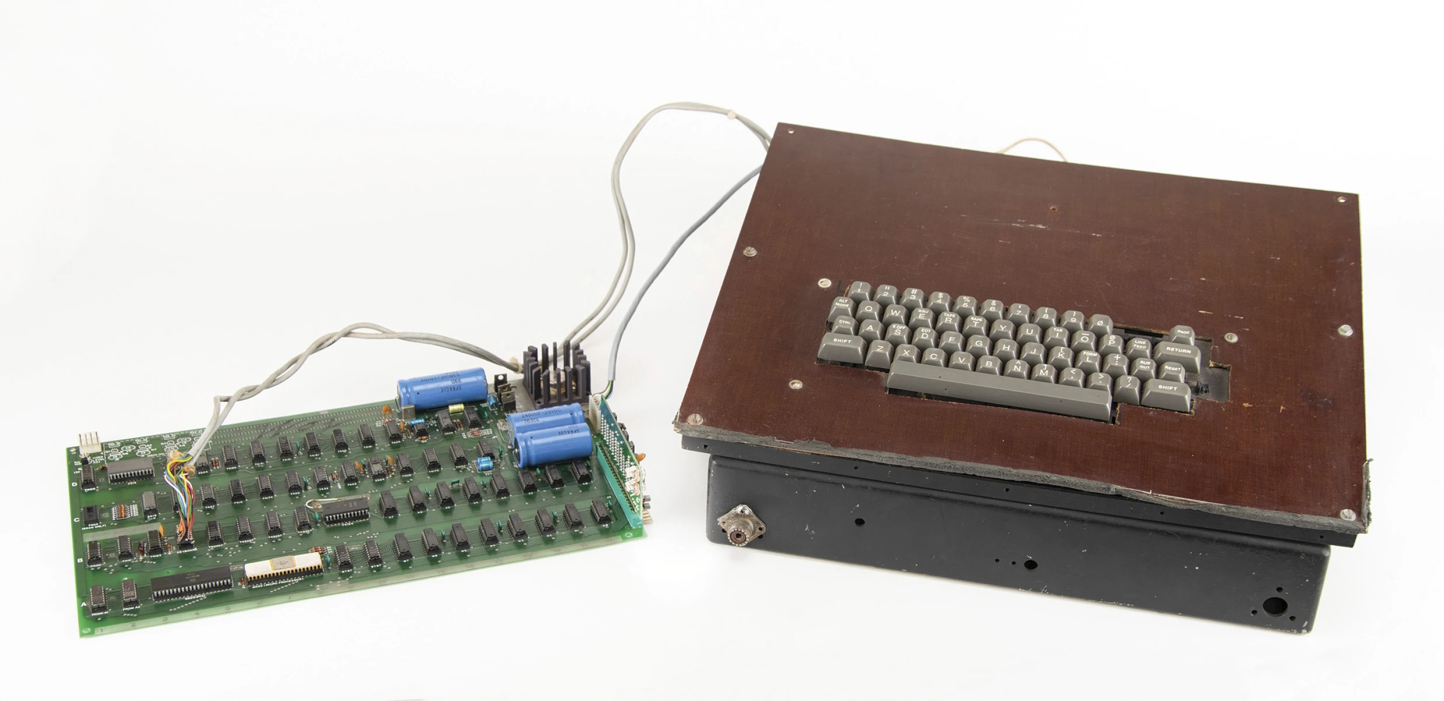 Перший комп'ютер Apple, випущений у 70-х роках, продається на аукціоні - його планують продати за $200 тисяч