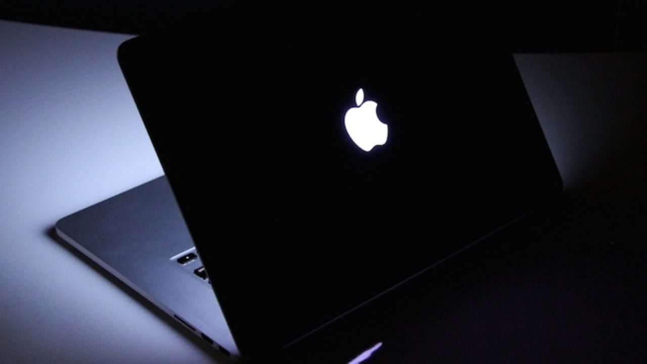 Apple may bring back the glowing apple logo in the MacBook lid