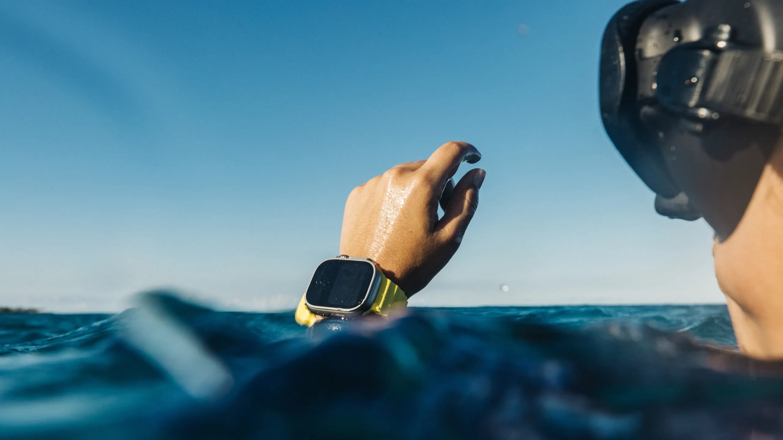 Apple has launched a new service - testing the Apple Watch Ultra smartwatch for water resistance