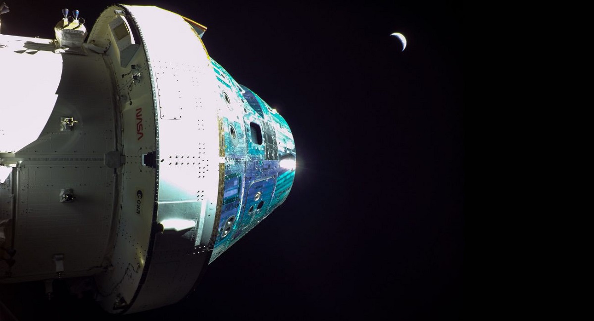 La nave espacial Orión voló a 128 km de la superficie lunar y está de camino a la Tierra, a pesar de una parada de la unidad de potencia en un momento crítico