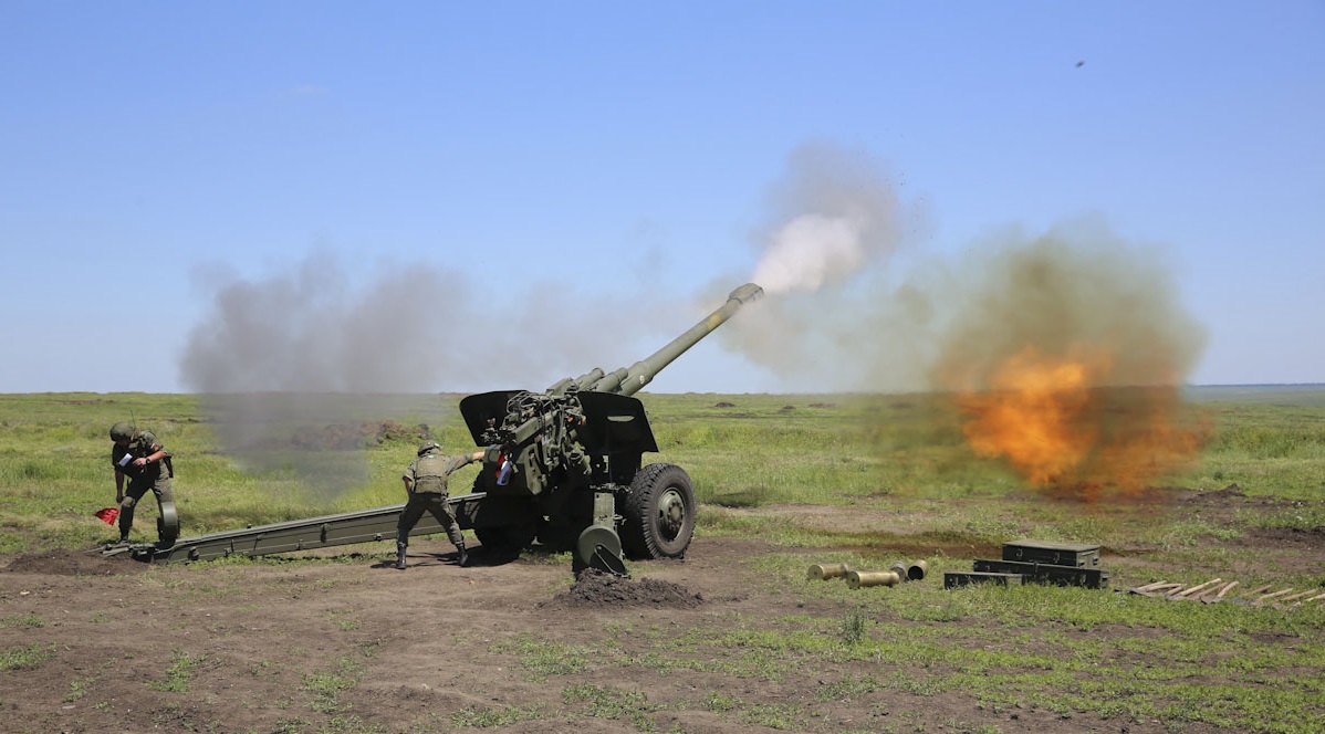 Oekraïense strijdkrachten vernietigen Sovjet 152 mm M1987 houwitser 2A65 in Rusland