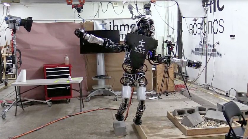 Робот Atlas учится балансировать на одной ноге