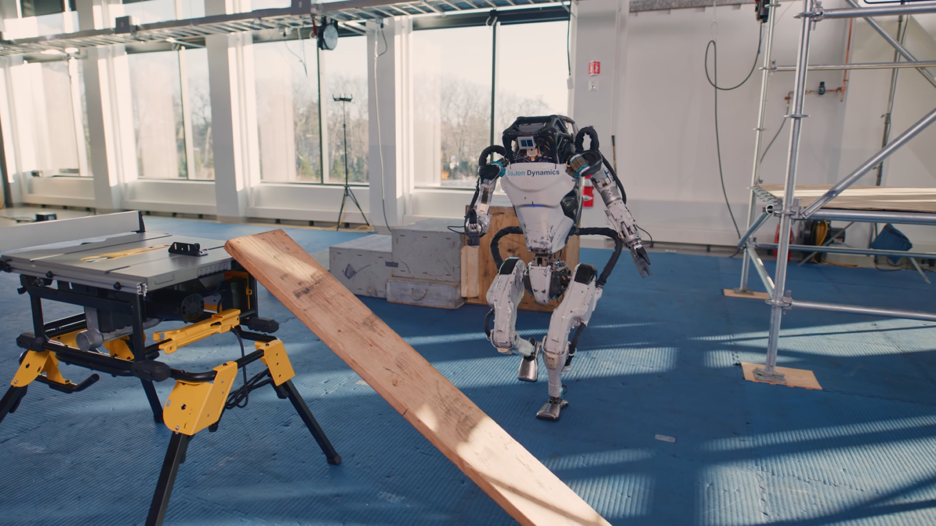 Boston Dynamics showed a new video of the Atlas robot doing a robot parkour and an impressive 540-degree somersault