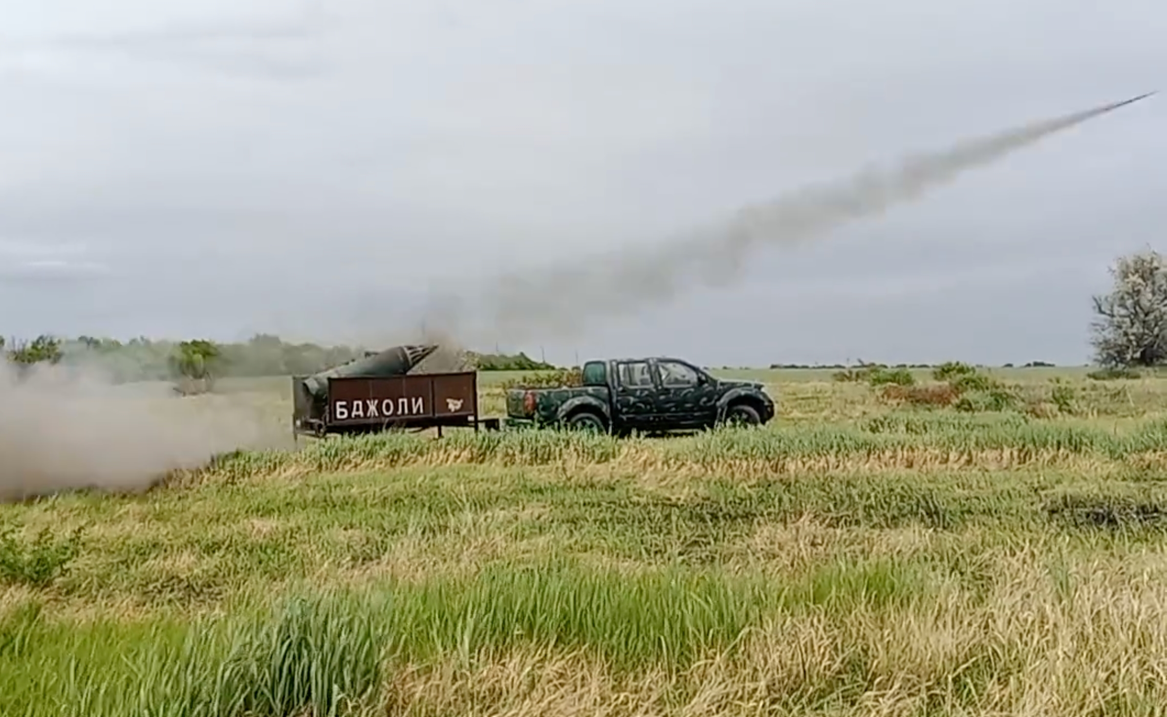 "Les abeilles s'envolent pour récolter du miel": les forces armées ukrainiennes ont montré comment elles utilisent des missiles d'avion C-8 à partir d'une installation au sol de fortune