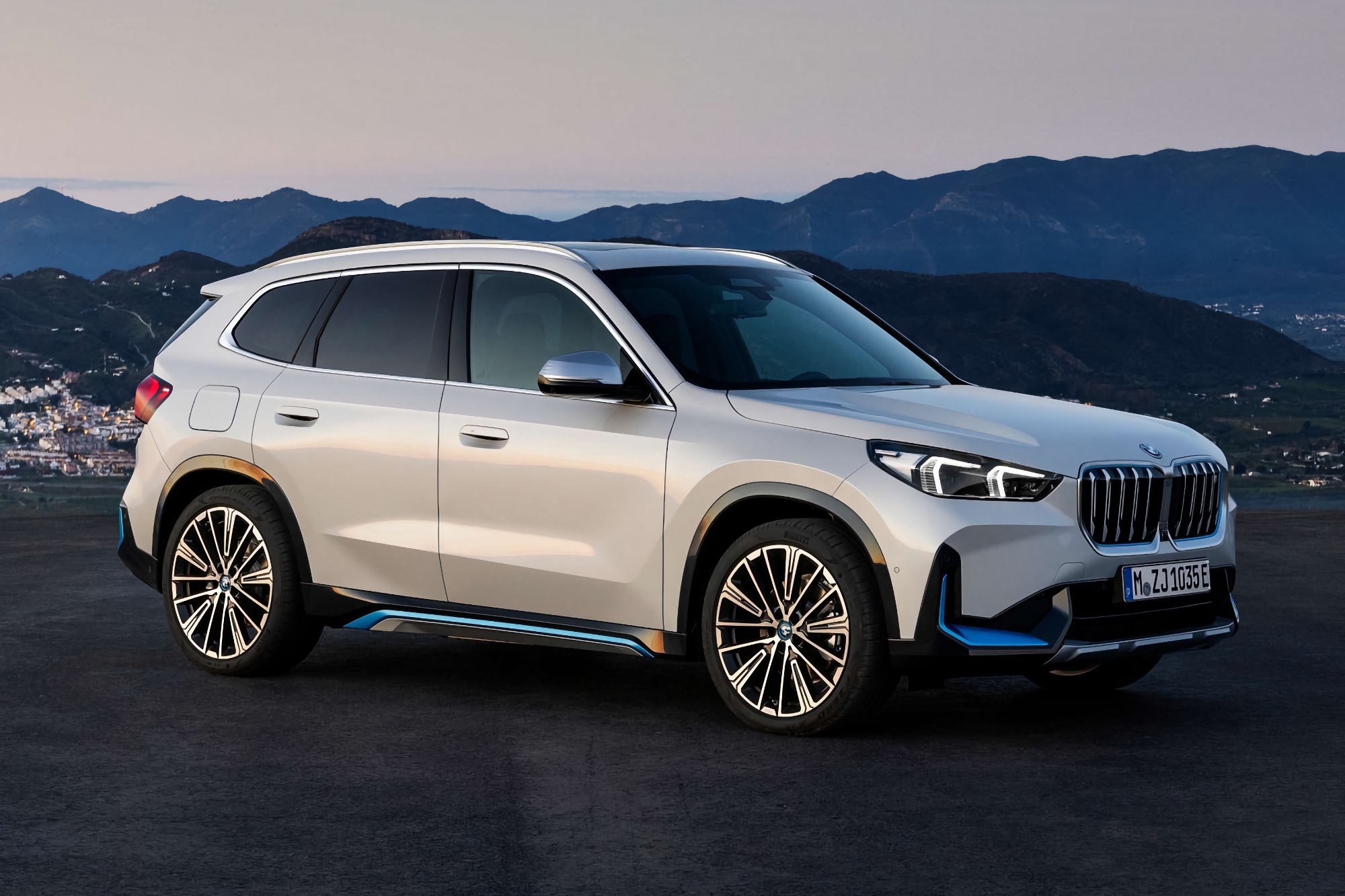 BMW iX1: all-wheel drive electric crossover with a range of 438 km