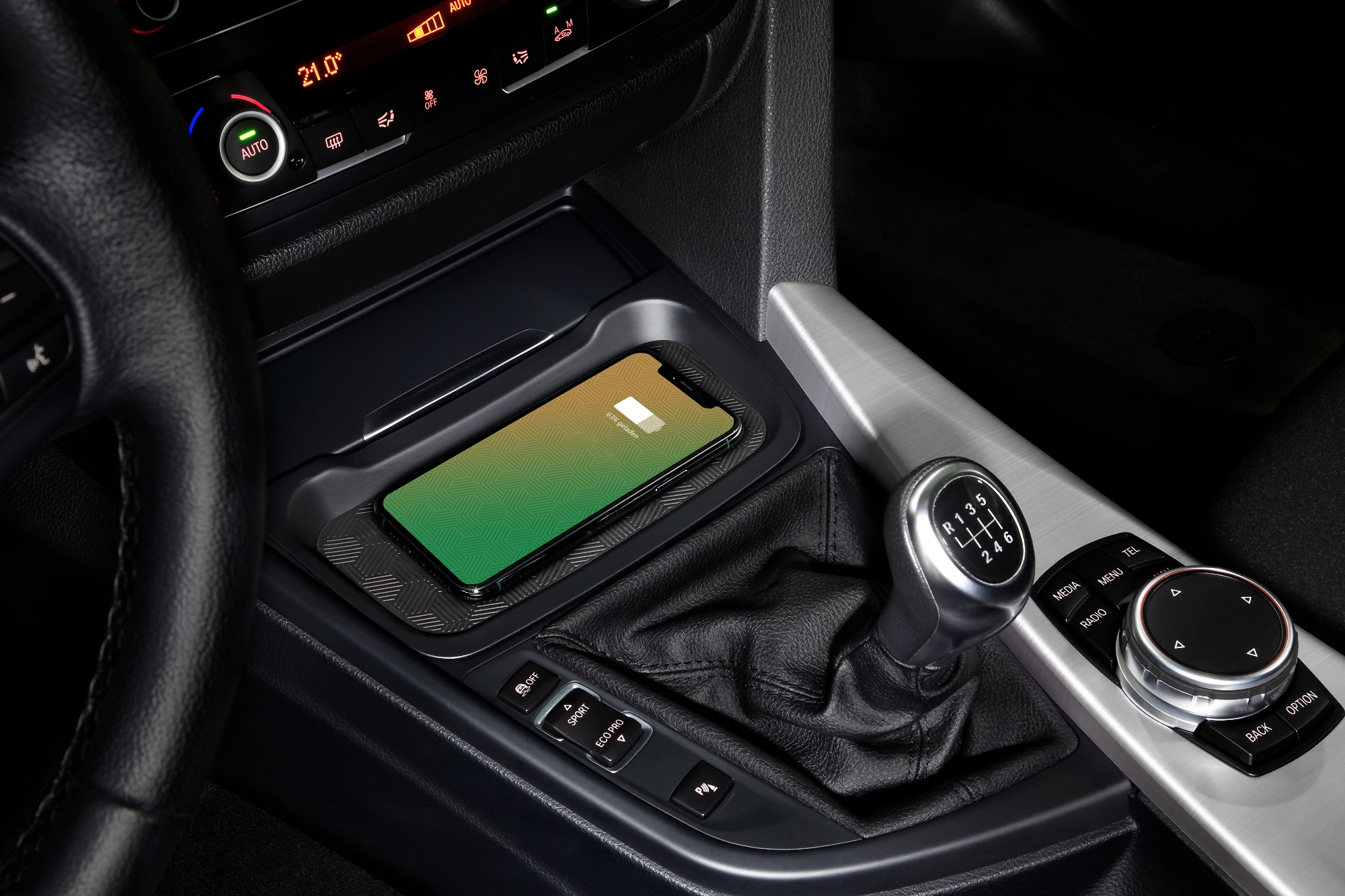Otro problema: la carga inalámbrica de los coches BMW desactiva el chip NFC para que Apple Pay funcione en el iPhone 15