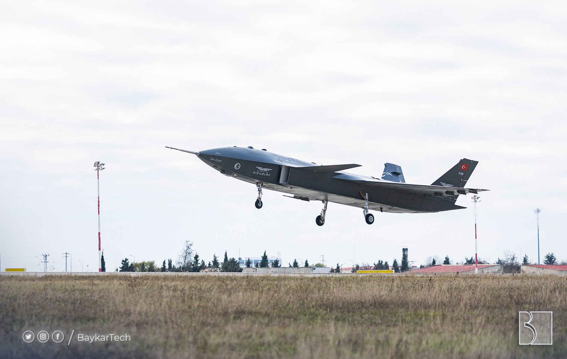 El UAV a reacción Bayraktar Kizilelma con motor ucraniano realizó su vuelo inaugural