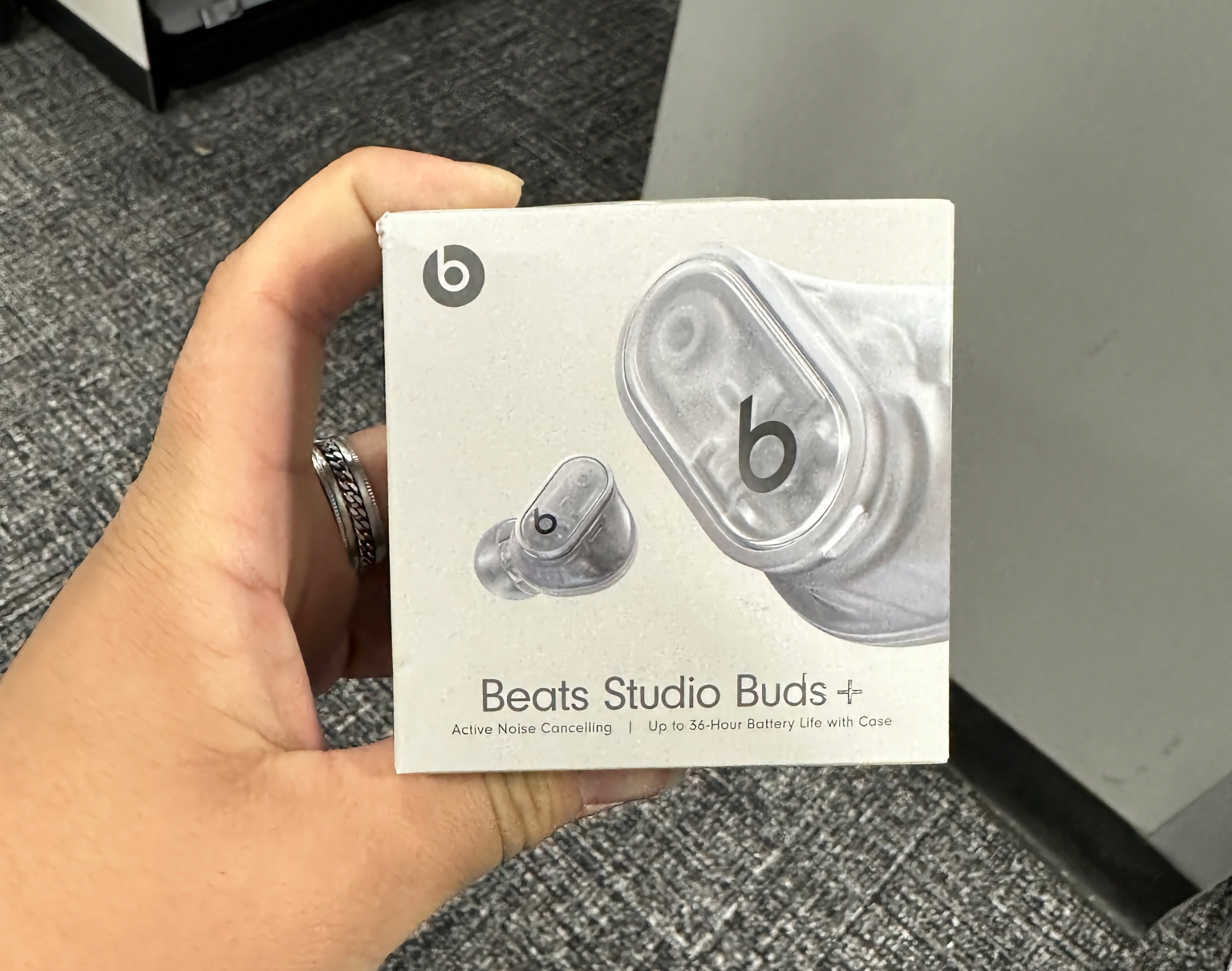 Le Beats Studio Buds+ avvistate da Best Buy: design trasparente, ANC migliorato e fino a 36 ore di durata della batteria