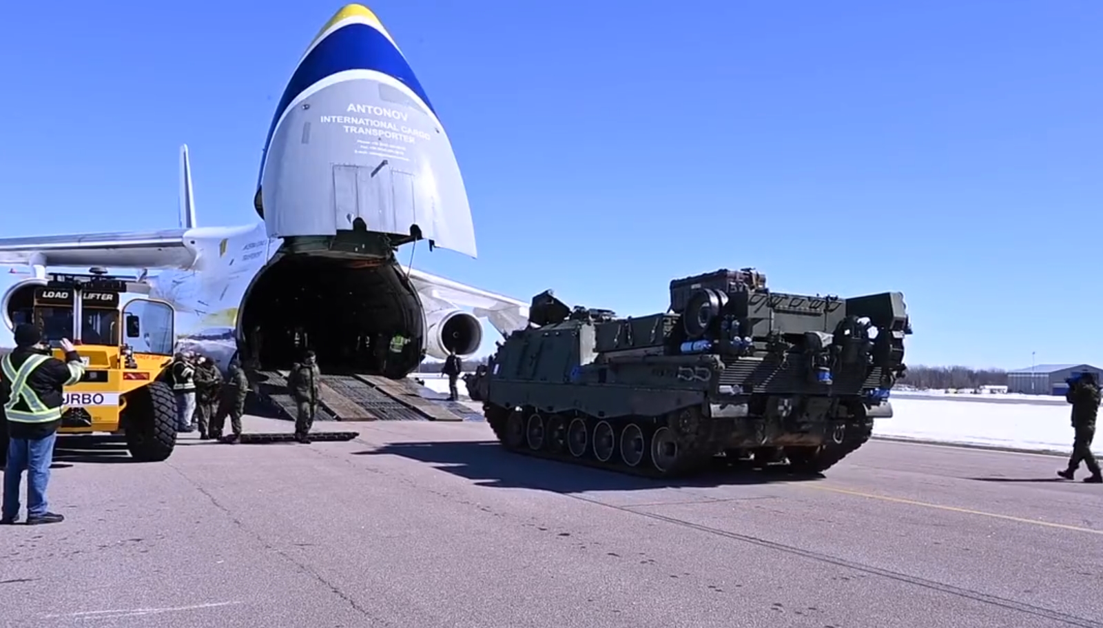 Canadian defence ministry shows Bergepanzer 3 armoured vehicles being sent to Ukraine (video)