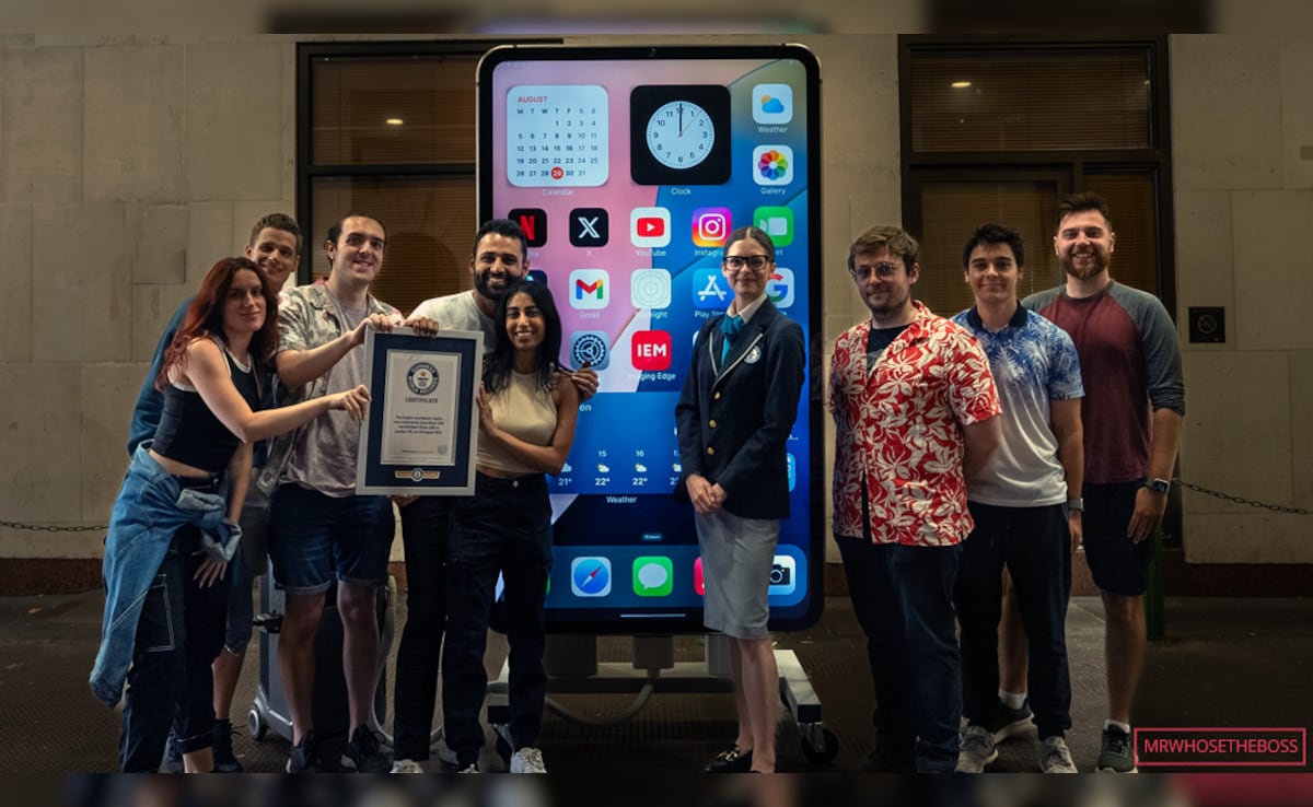 Nuevo récord Guinness: unos blogueros fabrican el iPhone 15 Pro Max más grande del mundo de 2 metros de altura y más de 200 kg de peso