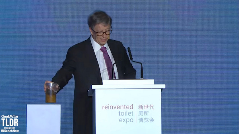 Билл Гейтс вышел на сцену с банкой какашек. И вот почему