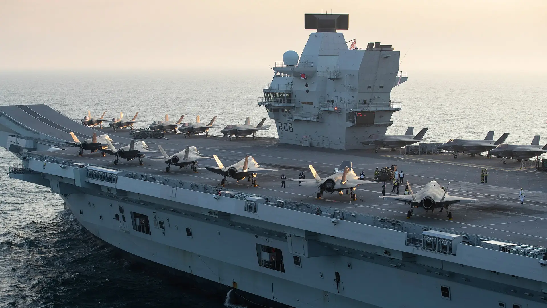 Królewska Marynarka Wojenna chce wyposażyć lotniskowiec Queen Elizabeth w katapulty i drony wykańczające powietrze