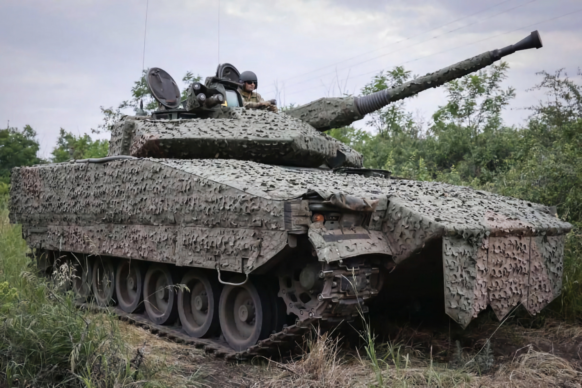 Los vehículos de combate de infantería suecos CV90 con cañones Bofors L70 de 40 mm fueron exhibidos por las Fuerzas Armadas Ucranianas